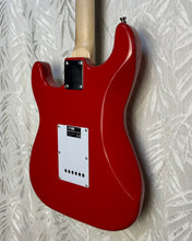 Load image into Gallery viewer, Max Music strat copy + Amplifier Secondhand