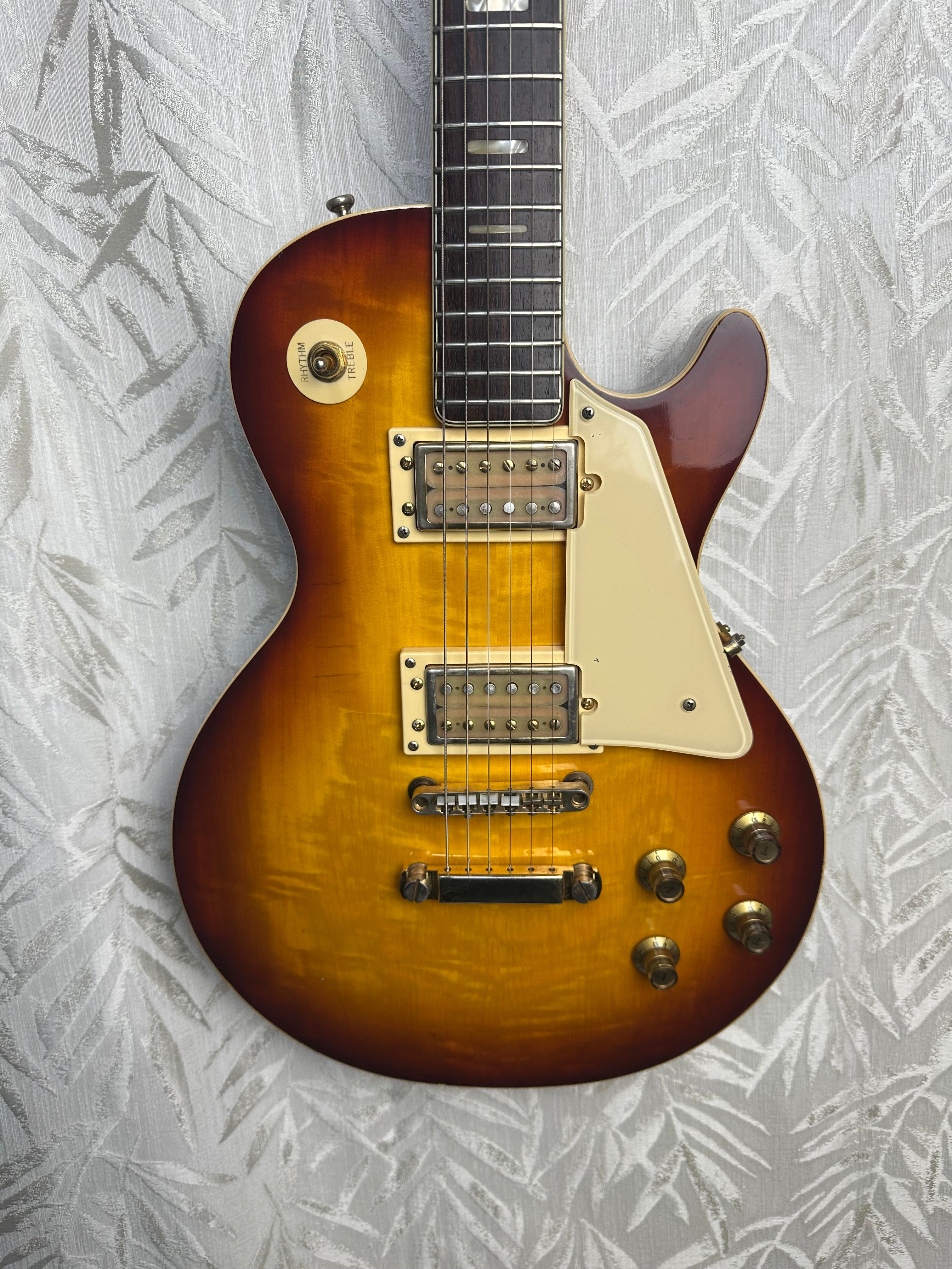 Univox VIntage Les Paul Style (Matsuoka) in Case – Upwey Music