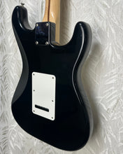 Load image into Gallery viewer, Fender Mexican Stratocaster Black MN Lefty LH Ca.2001 - Upwey Music
