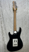 Load image into Gallery viewer, Samick Stratocaster Secondhand
