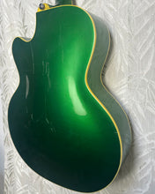 Load image into Gallery viewer, Silvertone Espanada 1959 in Case wDynasonics Caddilac Green (Taken) - Upwey Music
