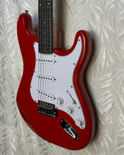 Load image into Gallery viewer, Max Music strat copy + Amplifier Secondhand
