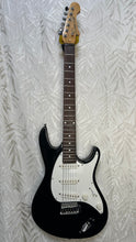 Load image into Gallery viewer, Samick Stratocaster Secondhand
