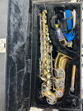 Load image into Gallery viewer, CLASSIC ALTO SAXOPHONE IN CASE S/H
