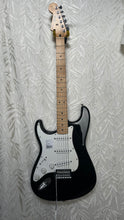 Load image into Gallery viewer, Fender Mexican Stratocaster Black MN Lefty LH Ca.2001 - Upwey Music
