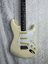Load image into Gallery viewer, Squier Stratocaster Japanese Secondhand in Case
