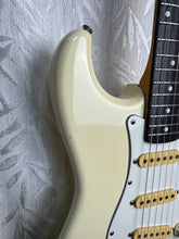 Load image into Gallery viewer, Squier Stratocaster Japanese Secondhand in Case
