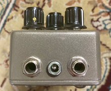 Load image into Gallery viewer, Handmade Echo EM5 Ibanez Style  w/ NOS Delay Chip
